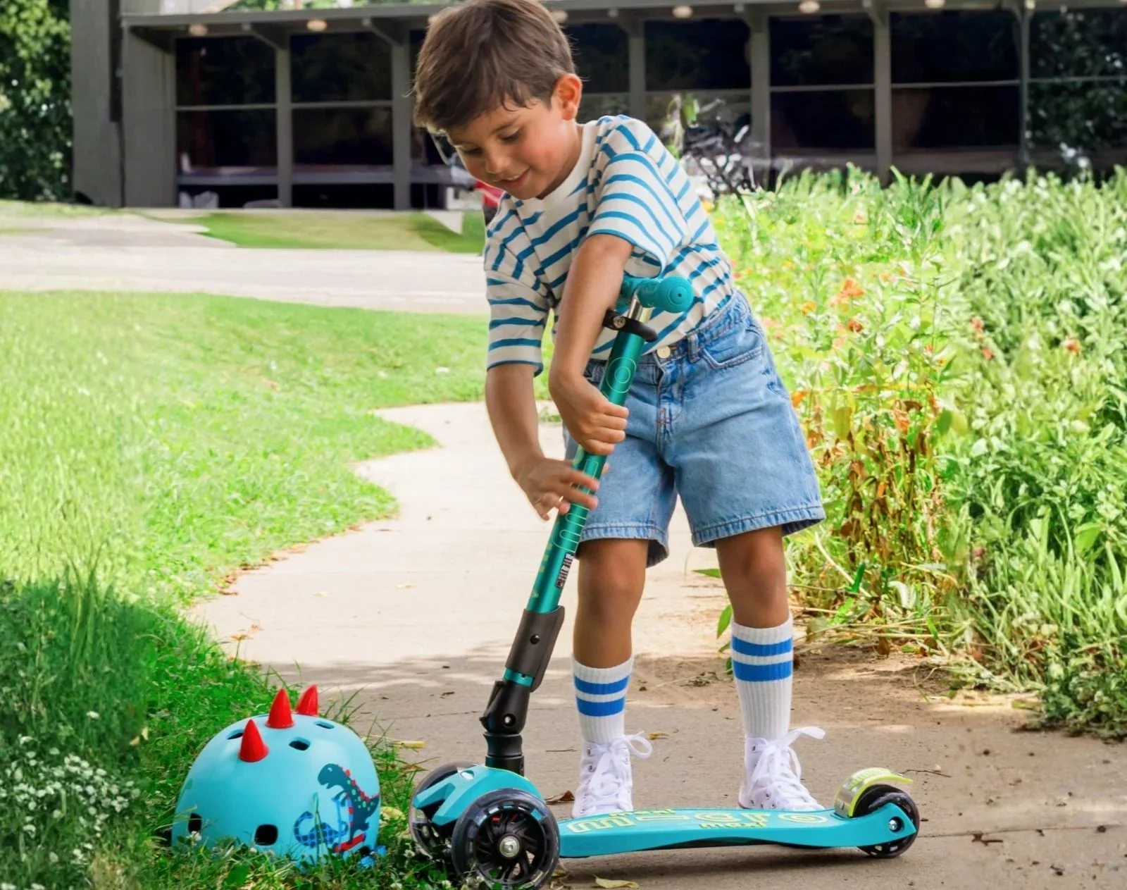 Maxi Deluxe Foldable LED Scooter - Image 29